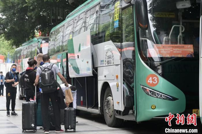 而古天乐的;不必顾忌，不要假虚伪则在影射了余顺天、地藏两个极度复杂的角色，一边是多重身份加身的扫毒英雄，另一边则是重情义却无法回头的大毒枭，一黑一白一正一邪两个;亡命之徒的天地对决就像歌里唱的;生与死亡完全不矜贵，分寸间分高与低一样激烈